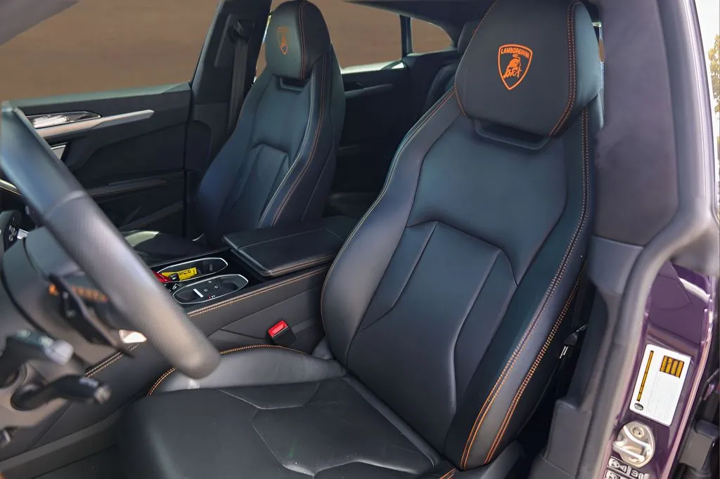 Lamborghini URUS photo 7