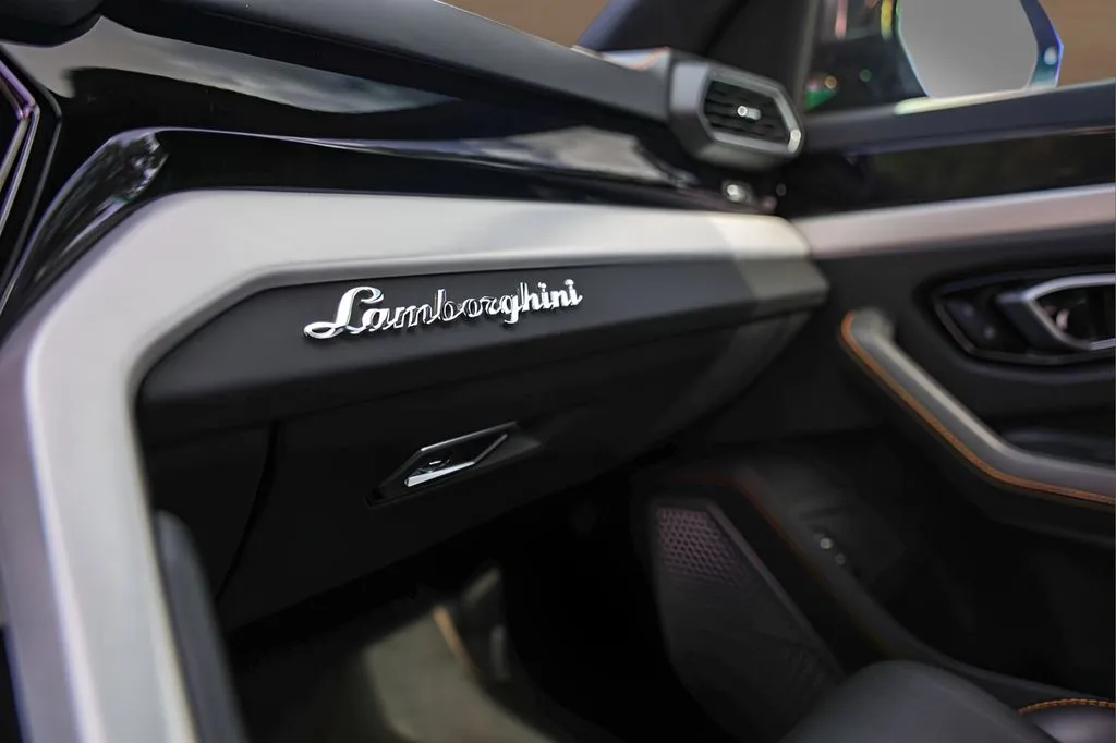 Lamborghini URUS photo 24