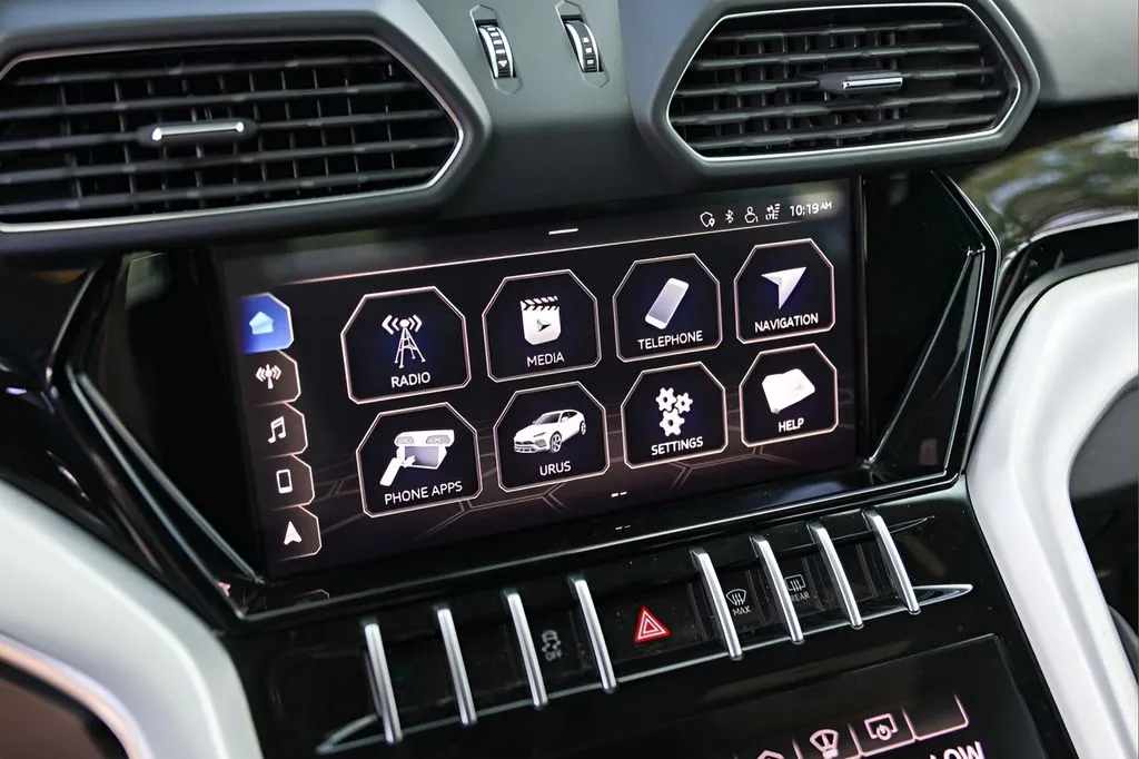Lamborghini URUS photo 17