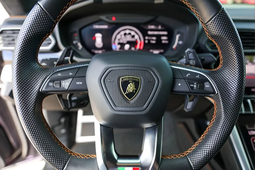 Lamborghini URUS photo 12