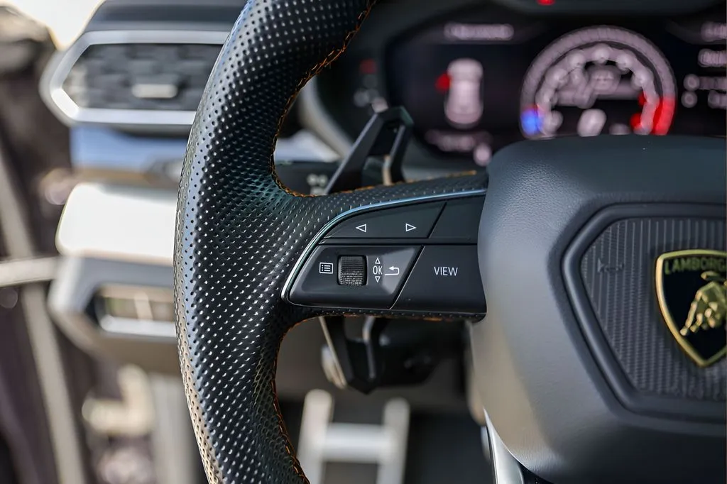 Lamborghini URUS photo 14