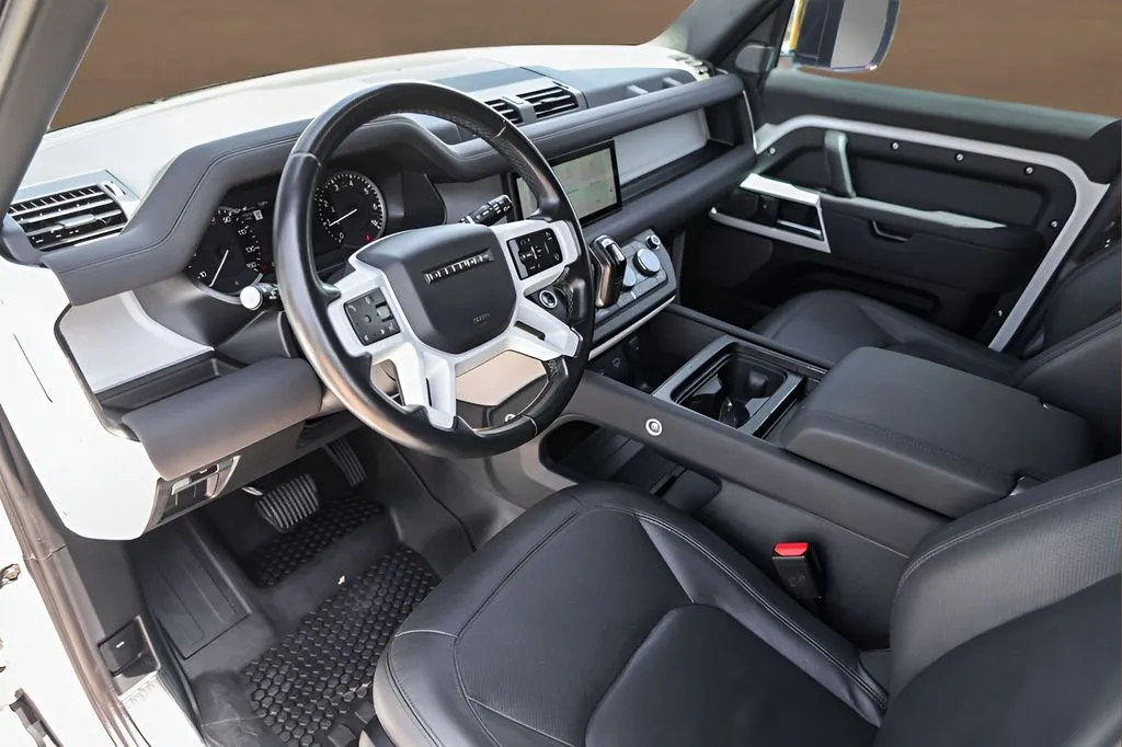 Land Rover Defender photo 10