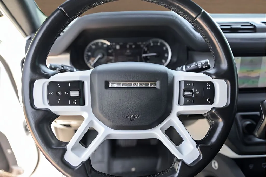 Land Rover Defender photo 12