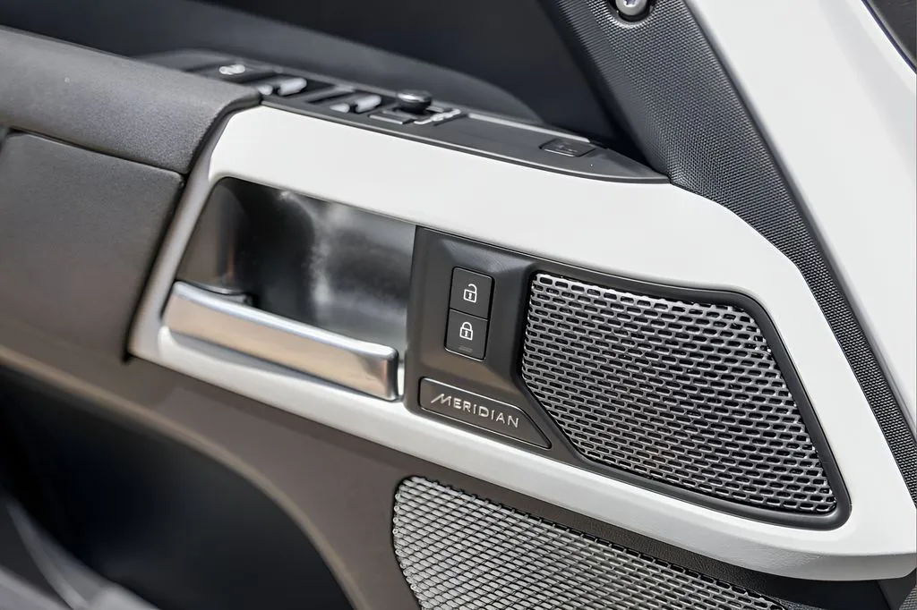 Land Rover Defender photo 20