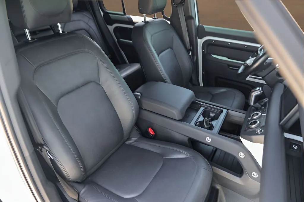 Land Rover Defender photo 29