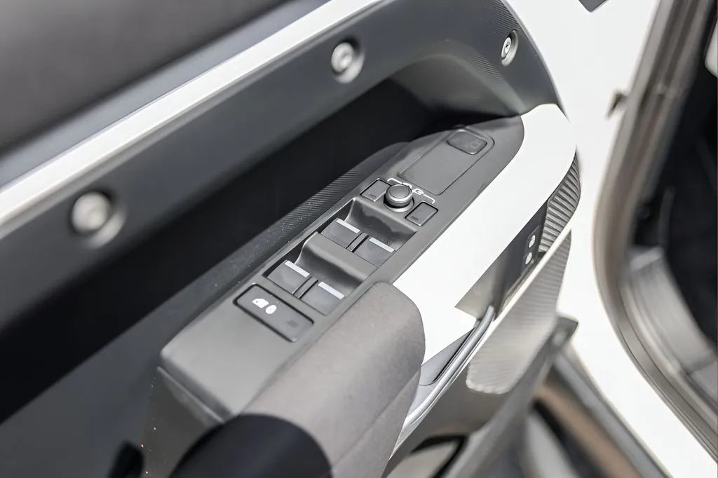 Land Rover Defender photo 21