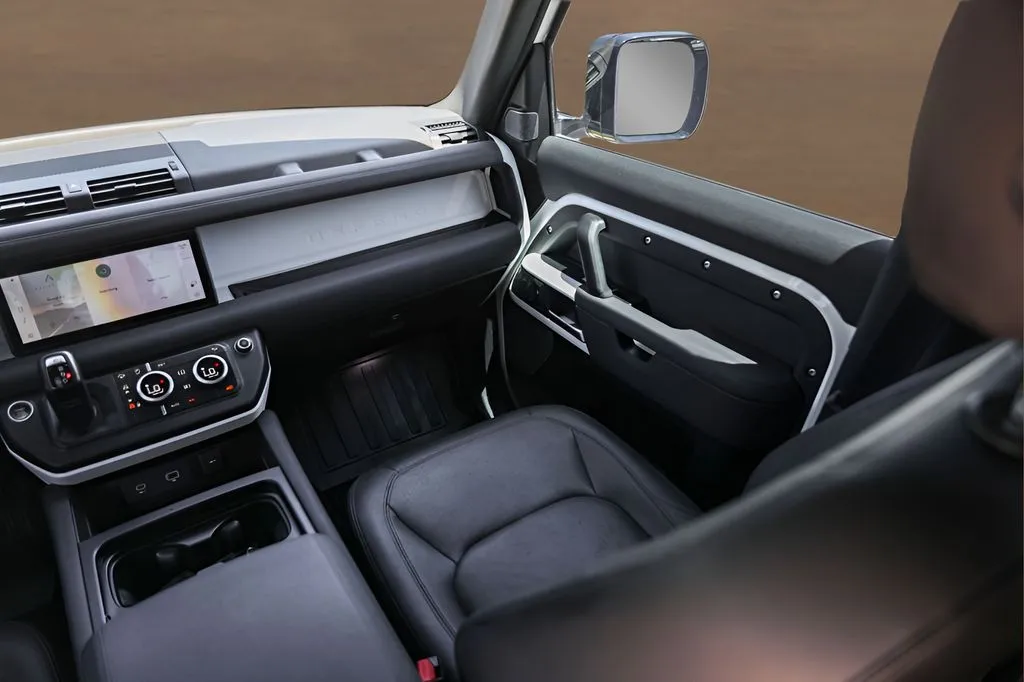 Land Rover Defender photo 26