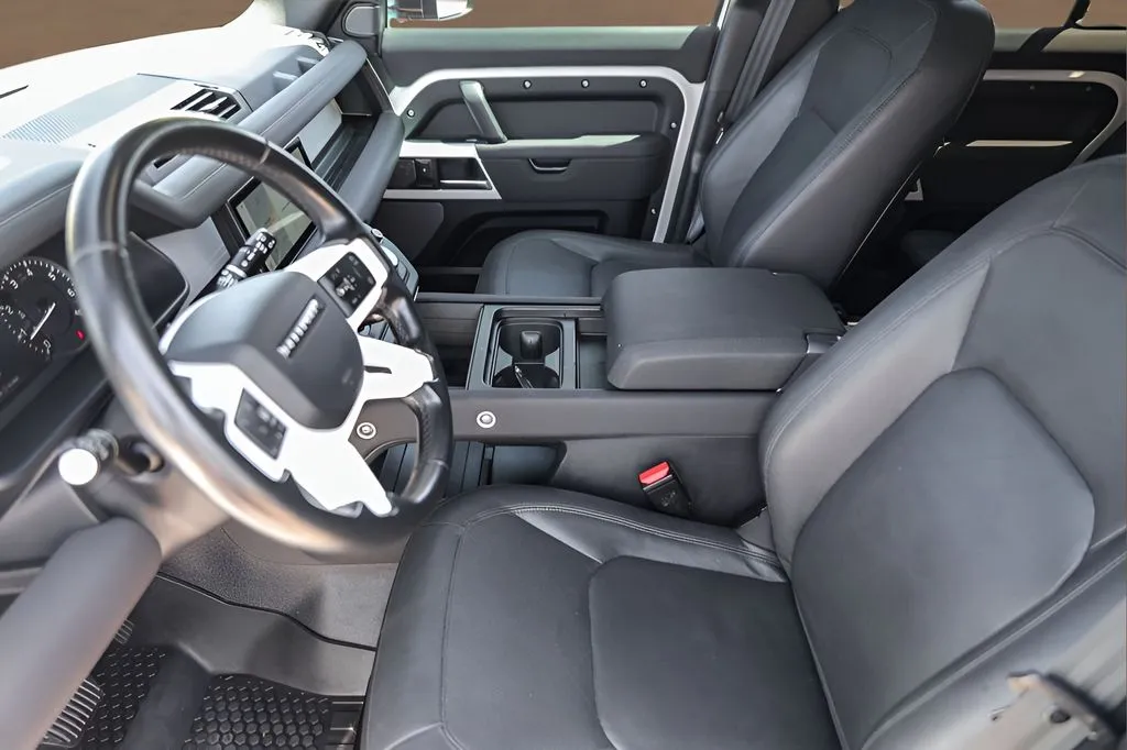 Land Rover Defender photo 9