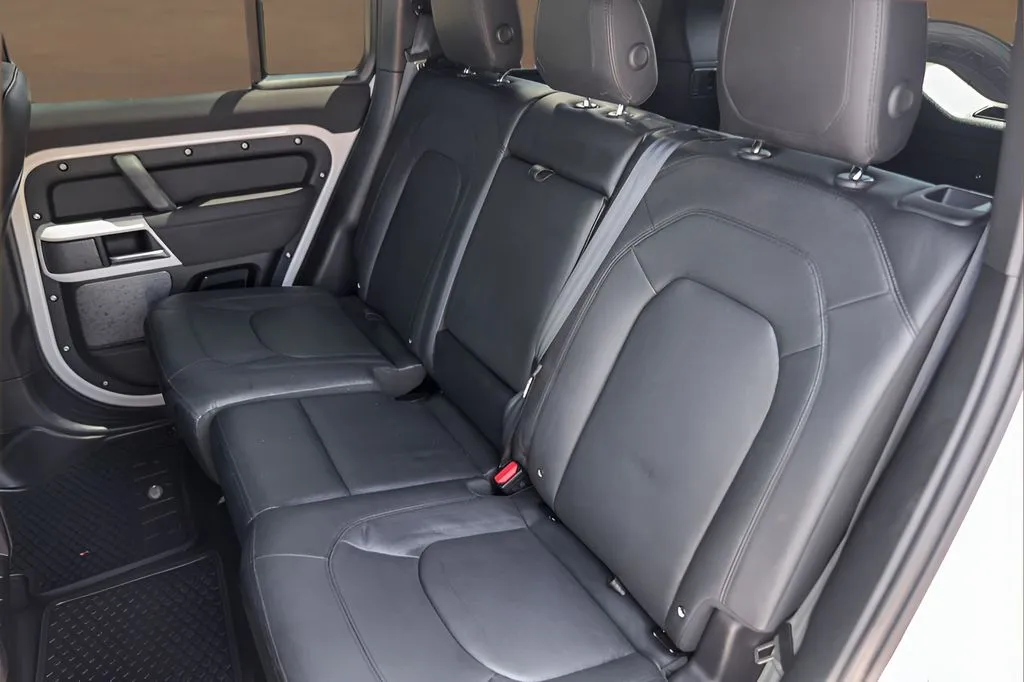 Land Rover Defender photo 23