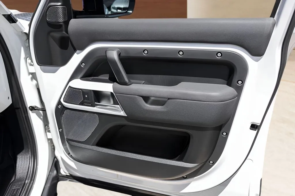 Land Rover Defender photo 27