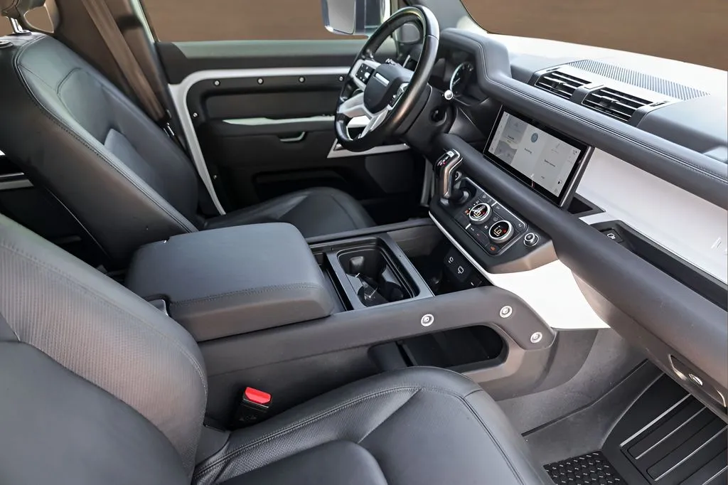Land Rover Defender photo 28