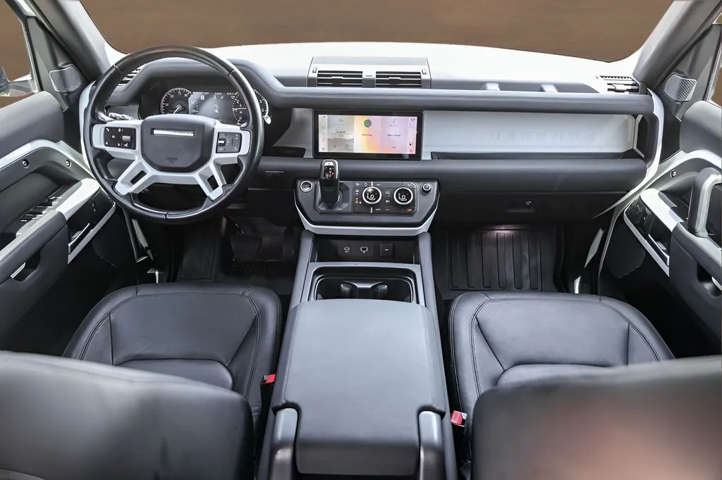 Land Rover Defender photo 24