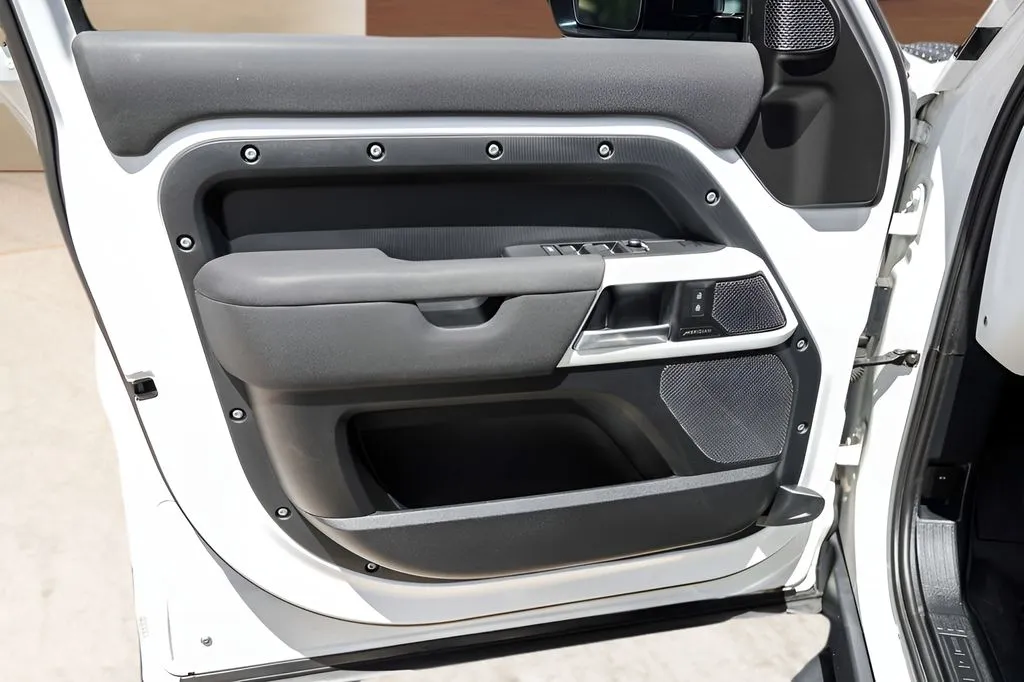 Land Rover Defender photo 22