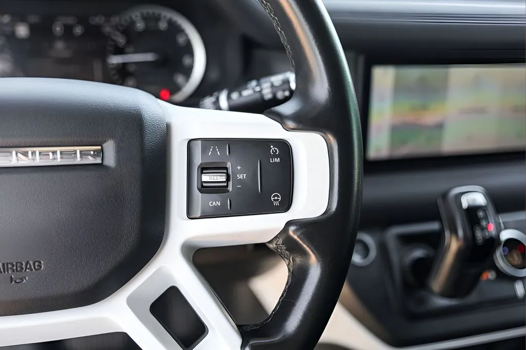 Land Rover Defender photo 13