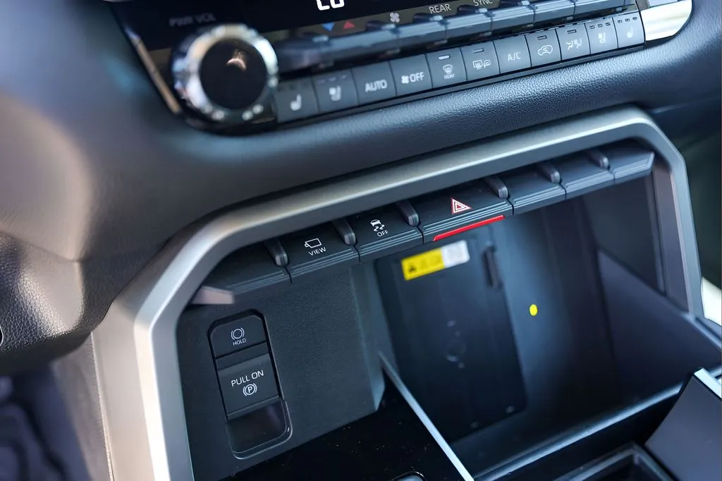 Toyota Sequoia photo 18