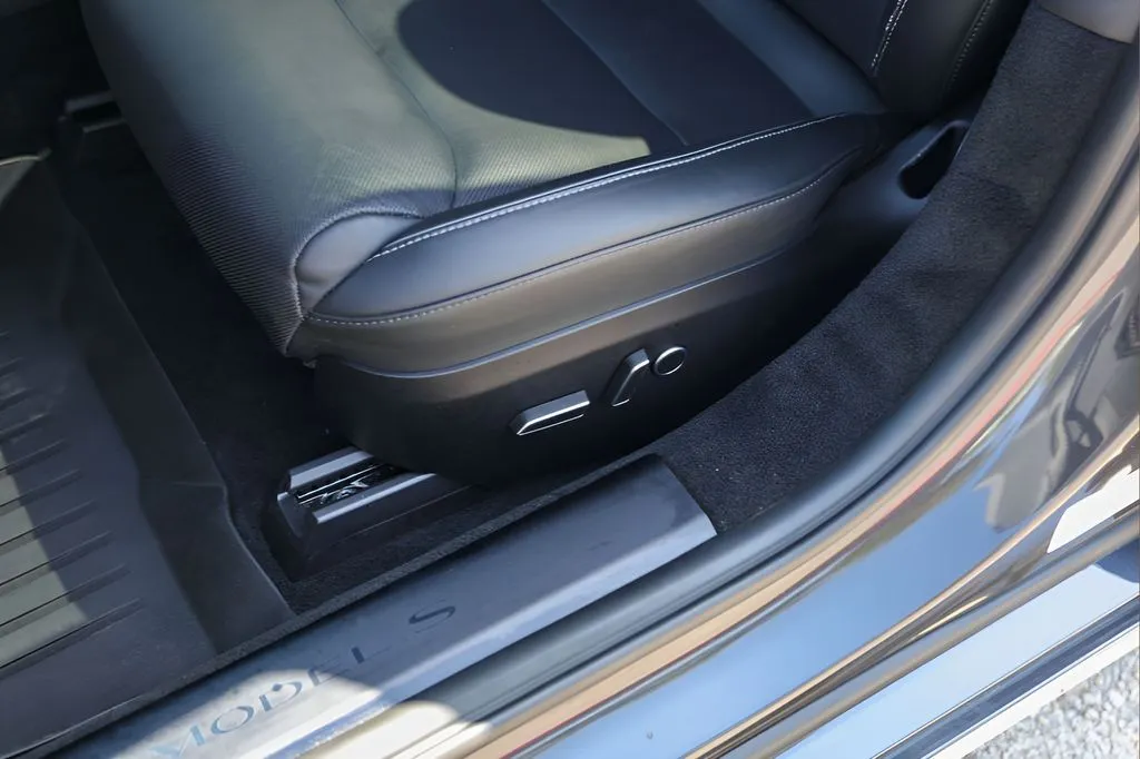 Tesla Model S photo 8