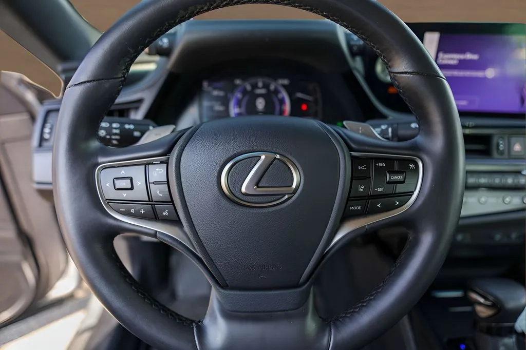 Lexus ES photo 12