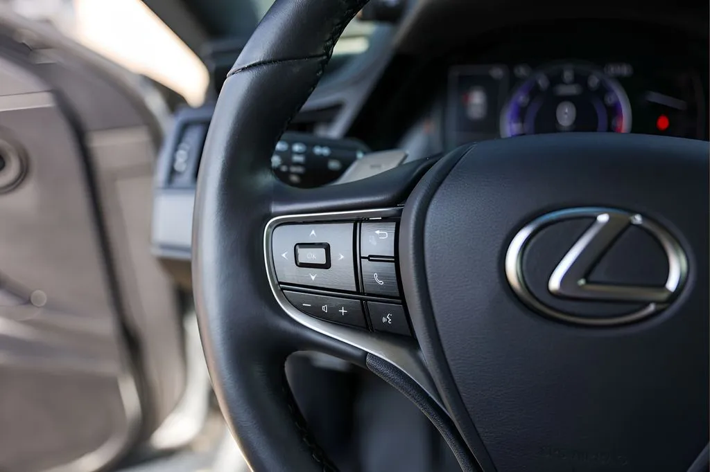 Lexus ES photo 14
