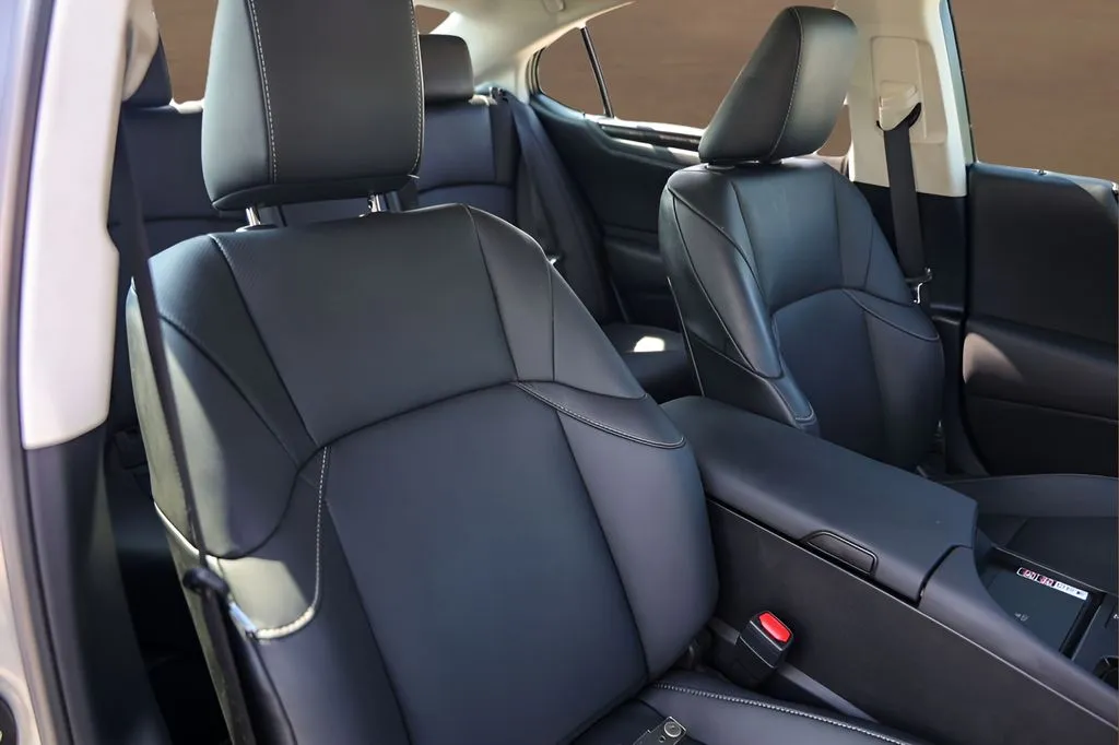 Lexus ES photo 30