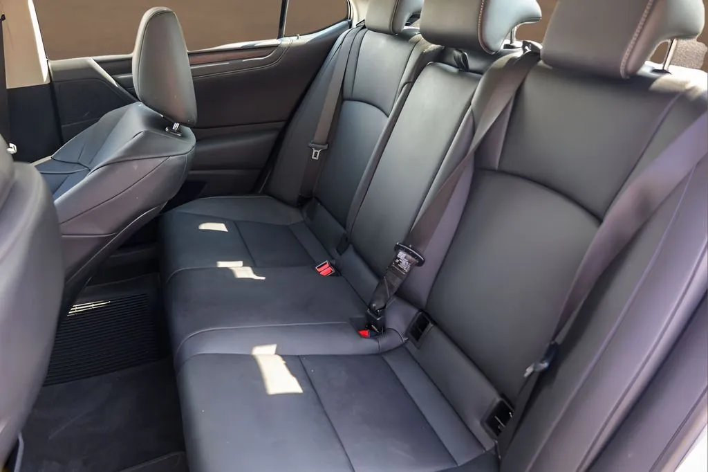 Lexus ES photo 24