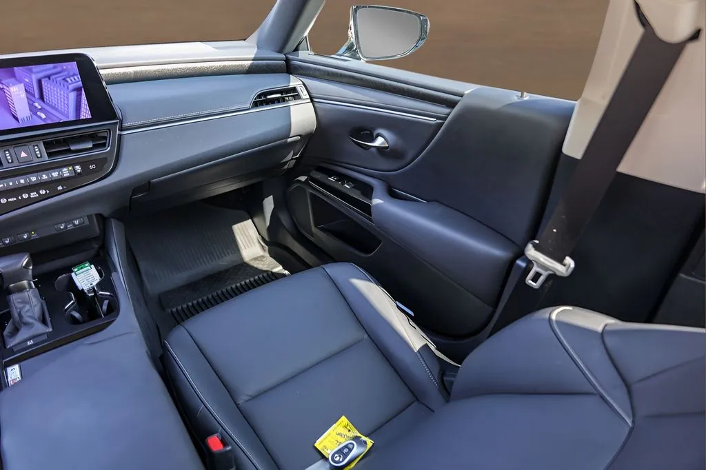 Lexus ES photo 27
