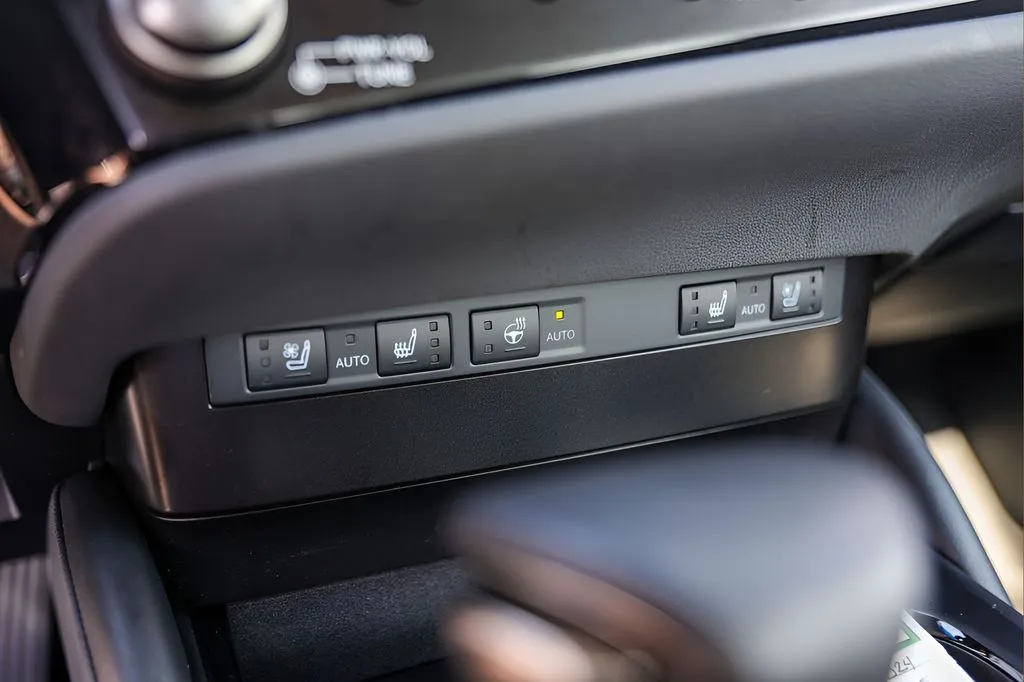 Lexus ES photo 18
