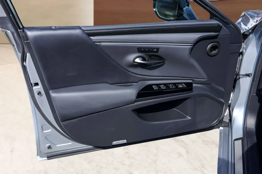 Lexus ES photo 23