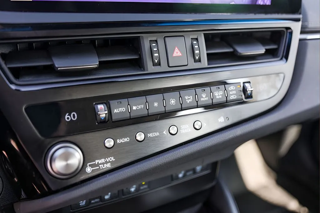 Lexus ES photo 17