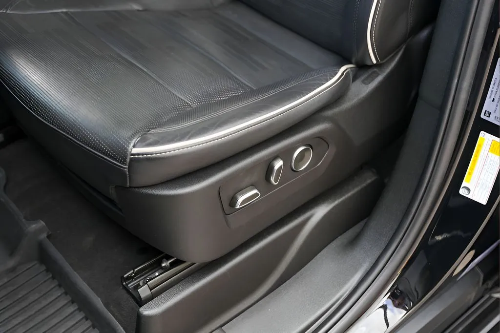 Cadillac Escalade ESV photo 8