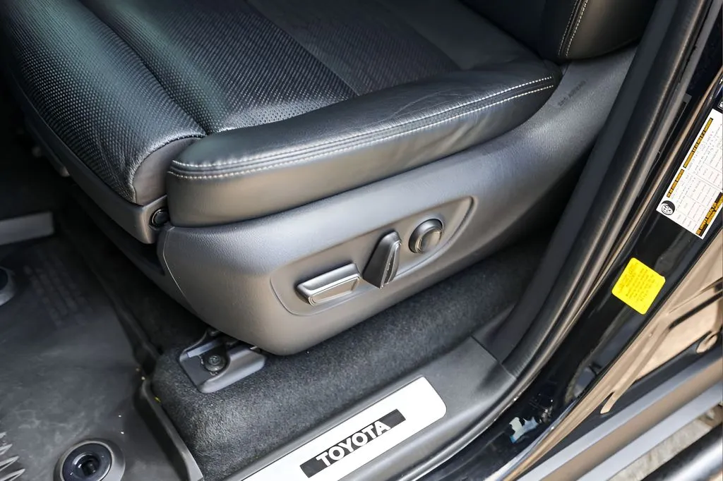 Toyota Land Cruiser photo 8