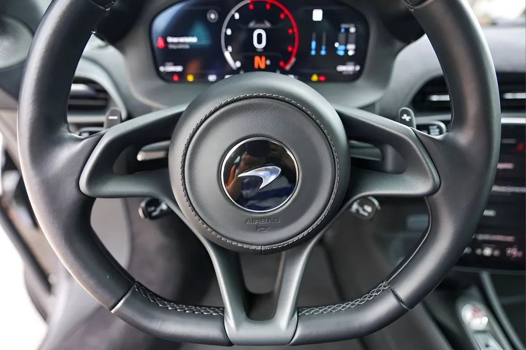 McLaren Artura photo 15