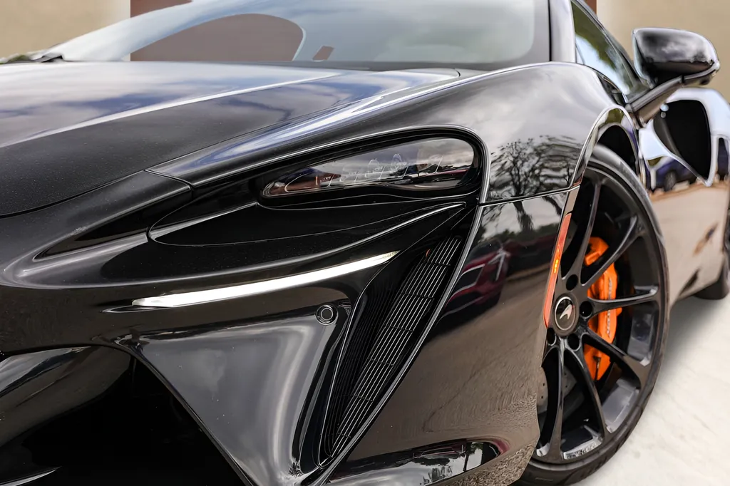 McLaren Artura photo 2