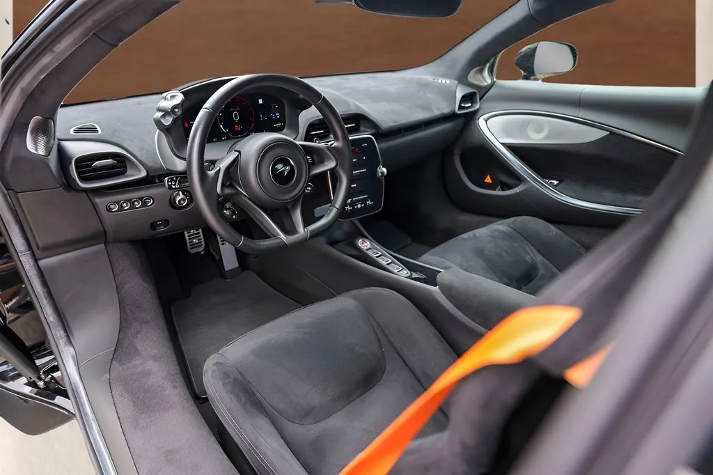 McLaren Artura photo 11
