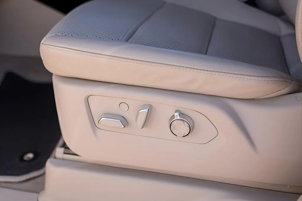 Cadillac Escalade photo 8