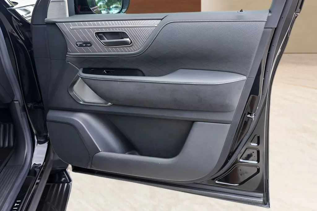 Infiniti QX80 photo 29