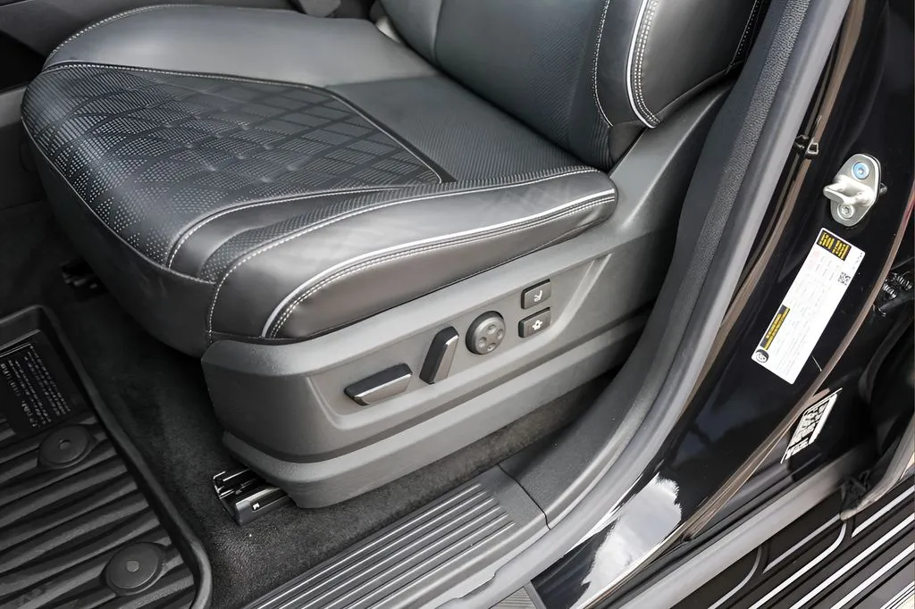 Infiniti QX80 photo 8