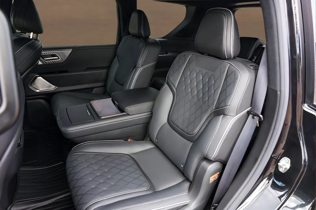 Infiniti QX80 photo 24
