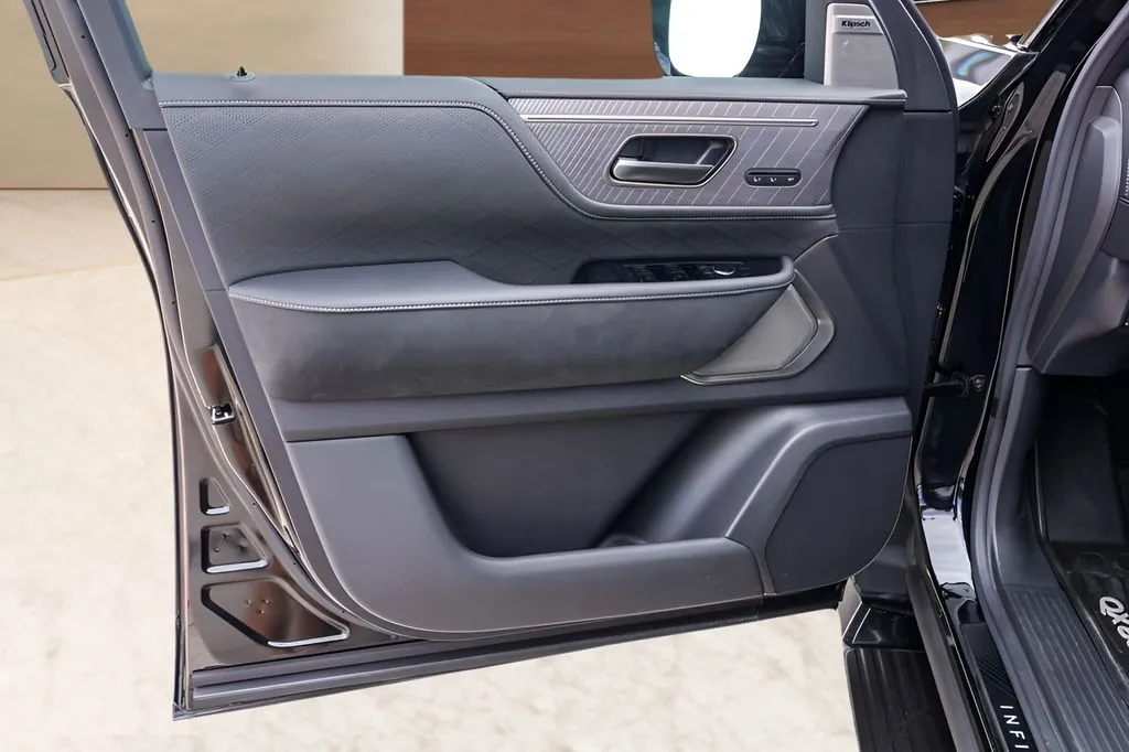 Infiniti QX80 photo 23