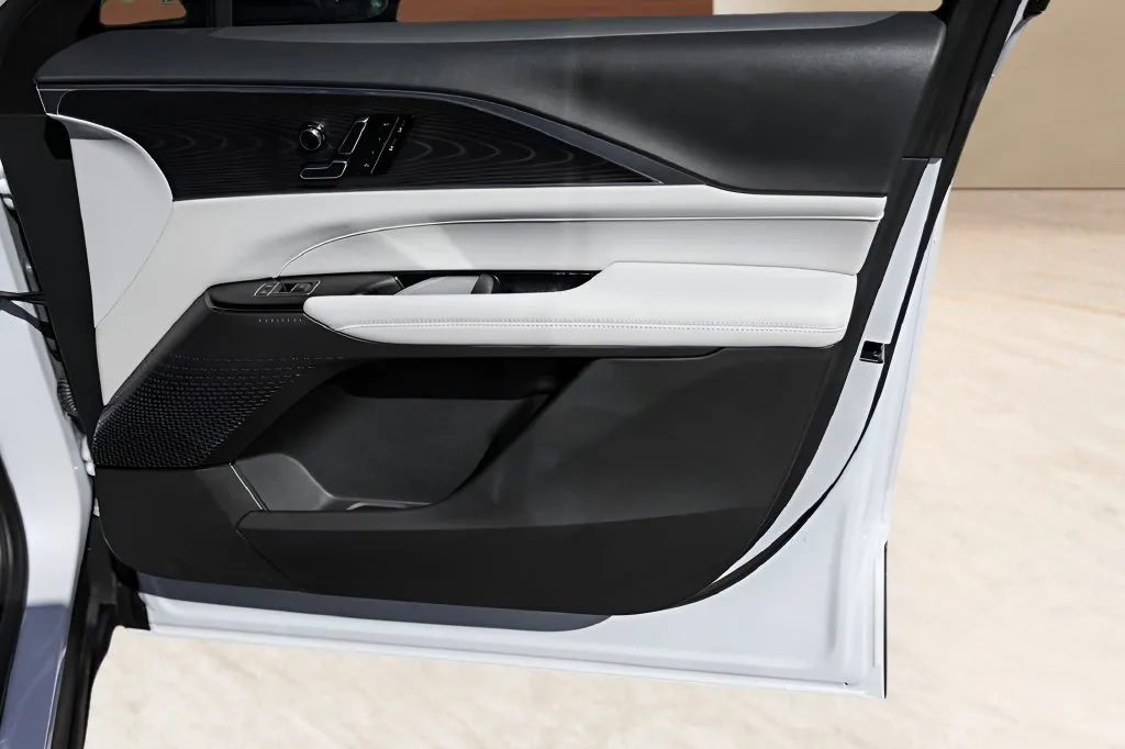 Cadillac Lyriq photo 21