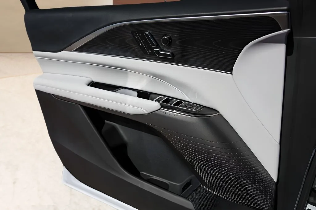 Cadillac Lyriq photo 15