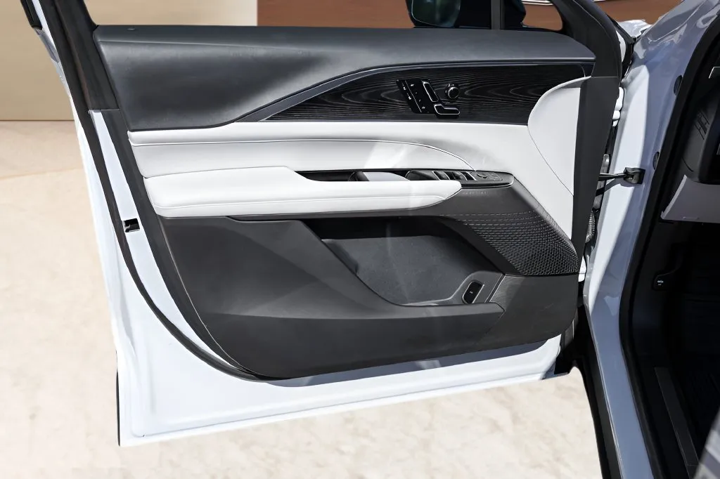 Cadillac Lyriq photo 16