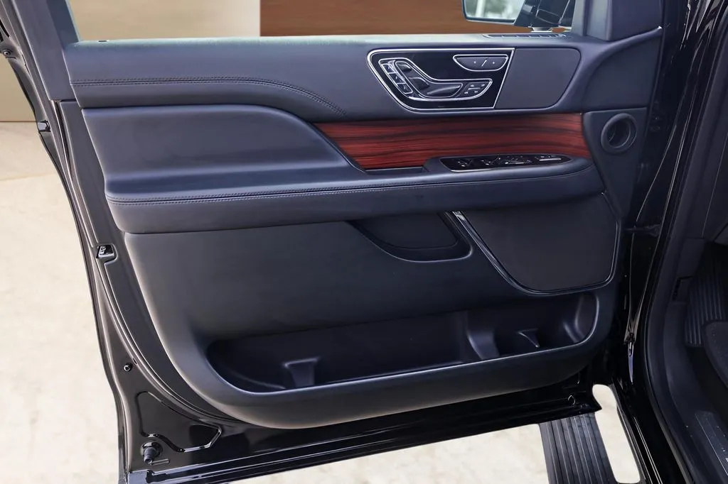 Lincoln Navigator photo 24