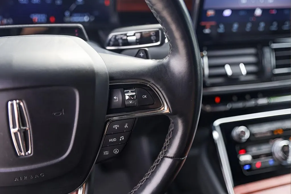 Lincoln Navigator photo 12