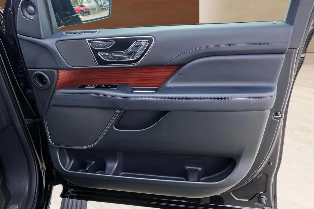 Lincoln Navigator photo 29