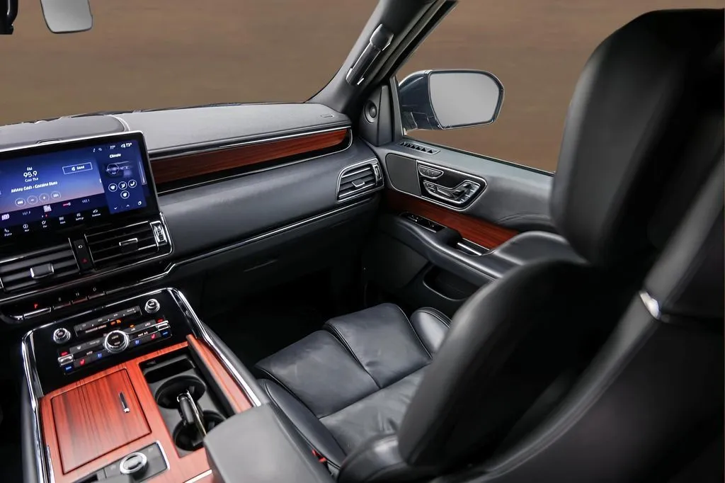 Lincoln Navigator photo 15
