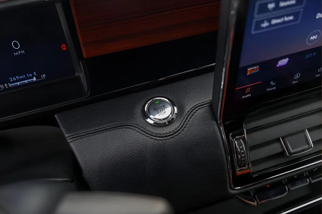 Lincoln Navigator photo 19