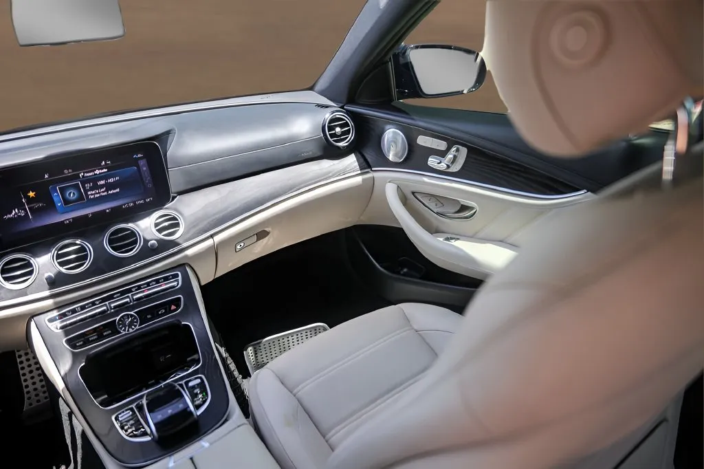 Mercedes-Benz E-Class photo 28