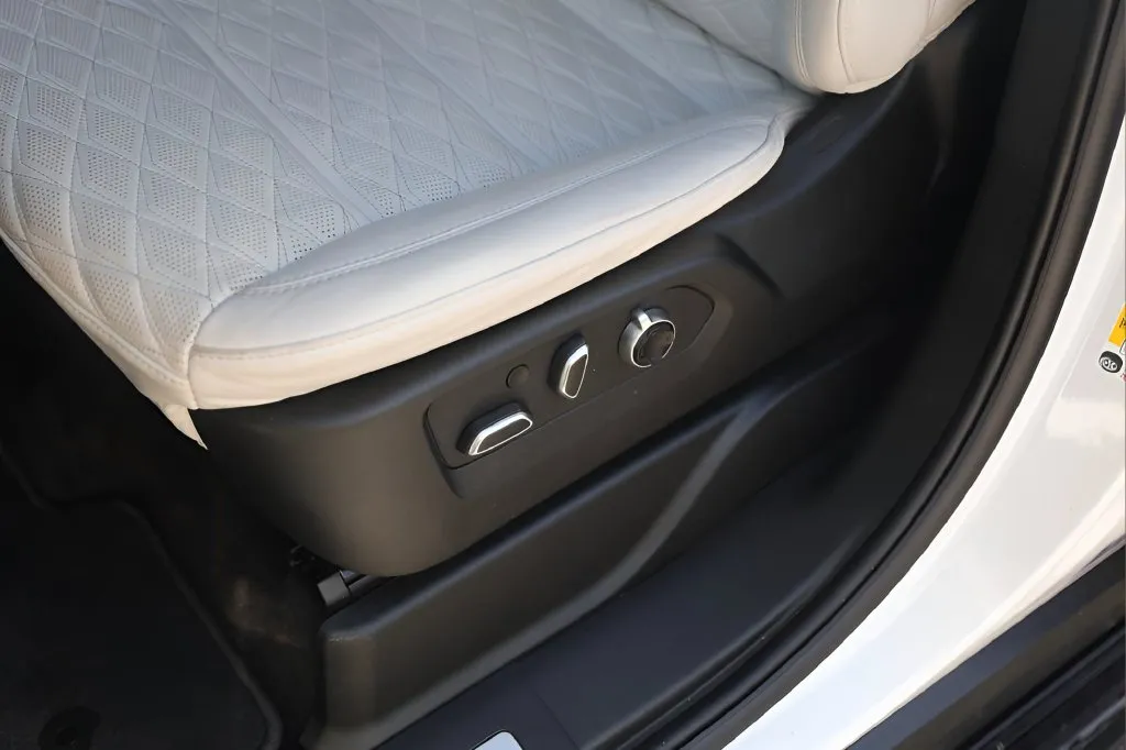Cadillac Escalade ESV photo 8