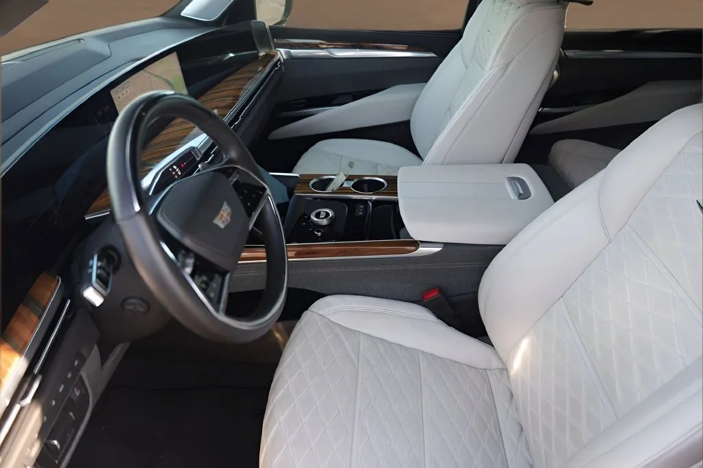 Cadillac Escalade ESV photo 10