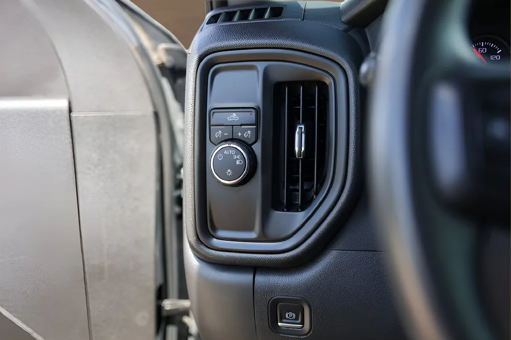 Chevrolet Silverado photo 14